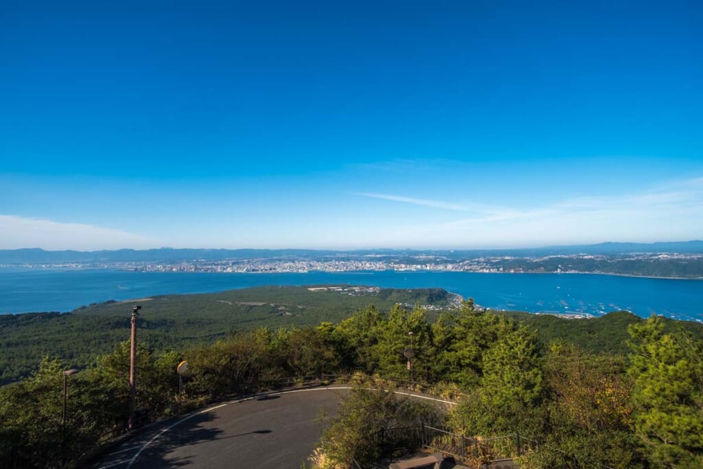 La baie de Kagoshima vue depuis l'observatoire de Sakurajima au Japon