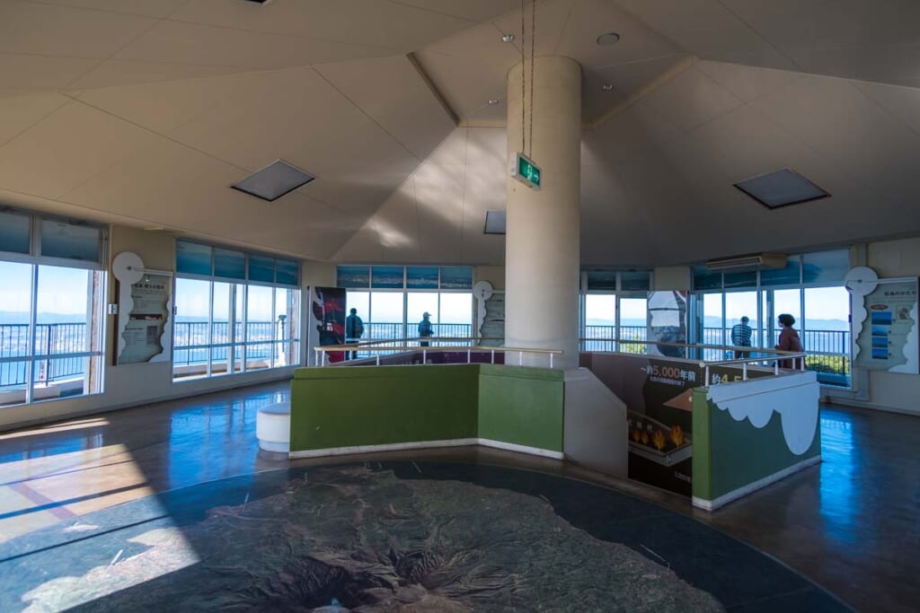 La plateforme panoramique d'un observatoire donnant sur un célèbre volcan japonais à Kagoshima