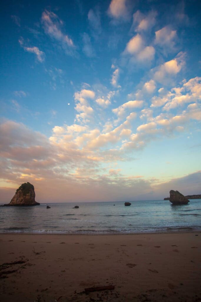 vue d'une plage vide sous le ciel