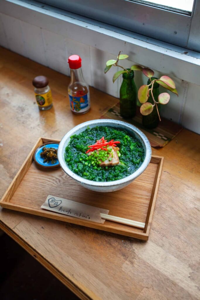 déjeuner local dans un café de Kuroshima