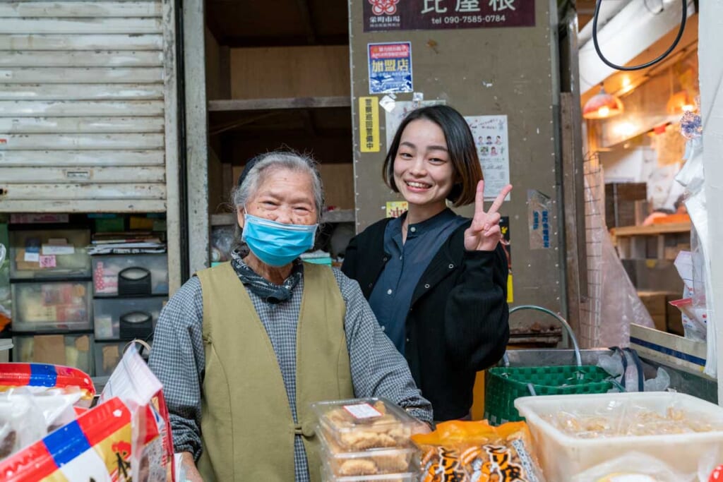 clients et vendeurs dans une boutique à Okinawa