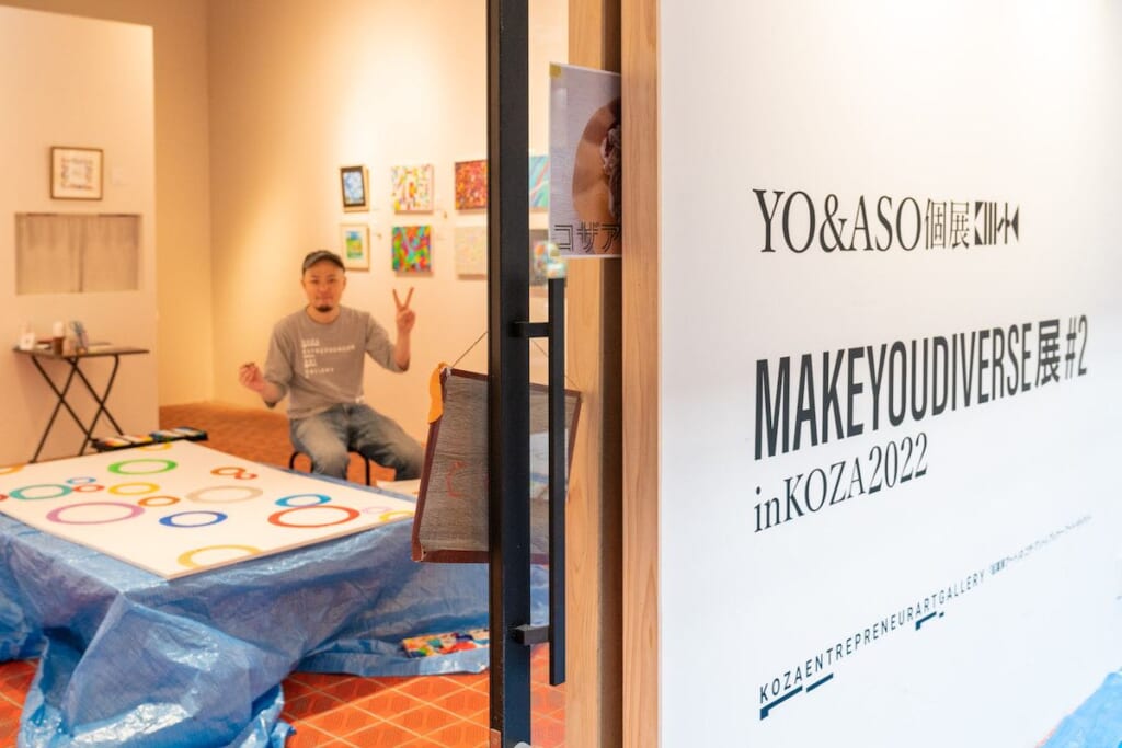 jeune à l'intérieur d'une boutique de Koza Gate à Okinawa