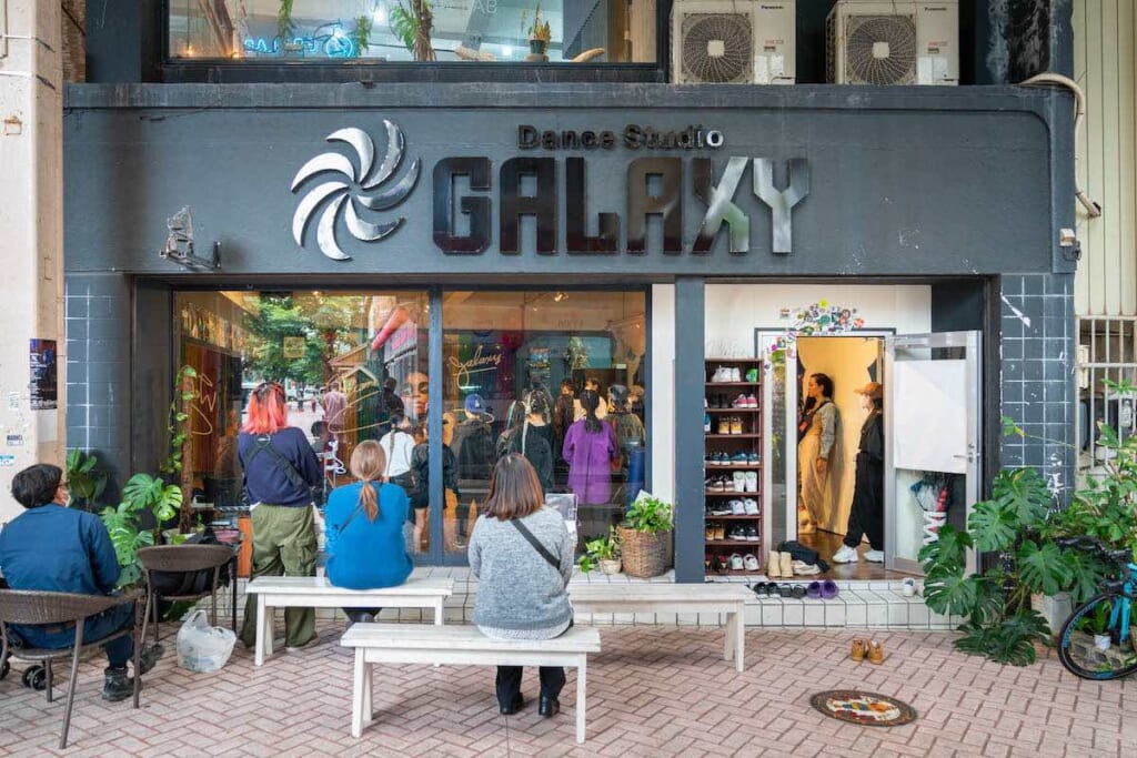 personnes assises de dos devant Dance Studio Galaxy à Okinawa