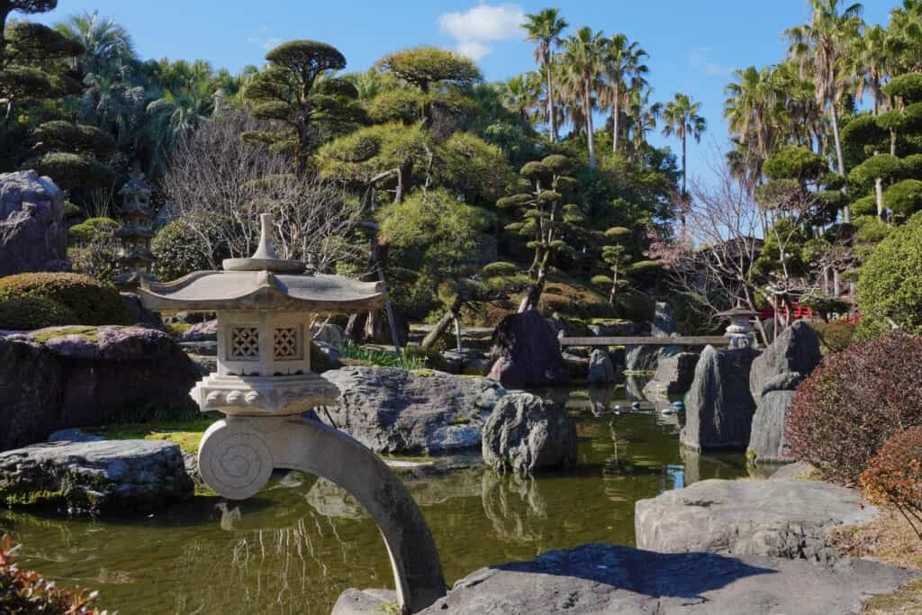 Une lanterne de pierre dans un jardin japonais sur l'île de Kysuhu