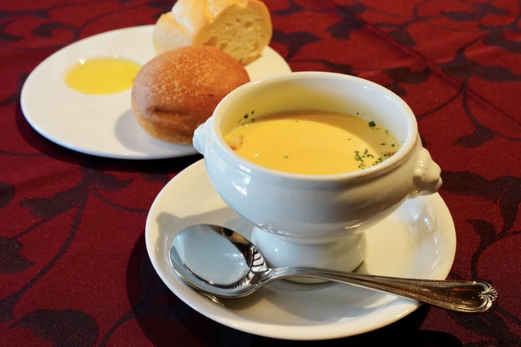 Soupe de maïs dans un restaurant japonais