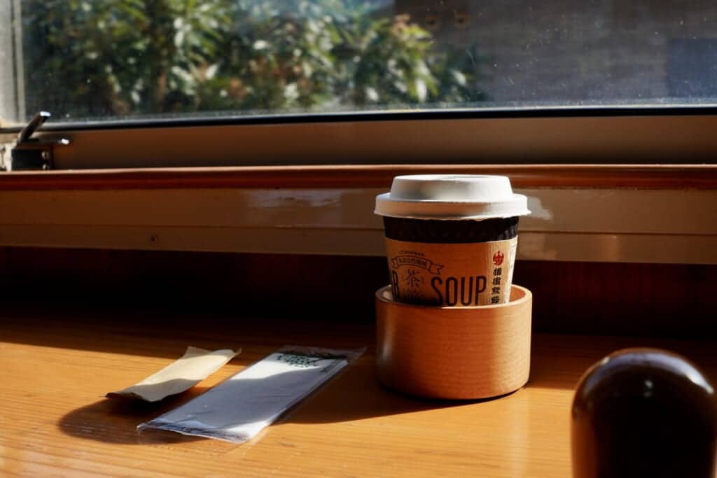 Gobelet de soupe servi dans un train japonais