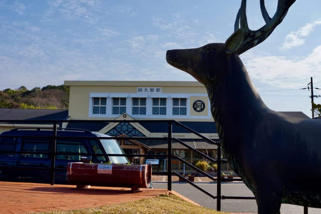 Statue d'un cerf devant la gare d'Akune au Japon