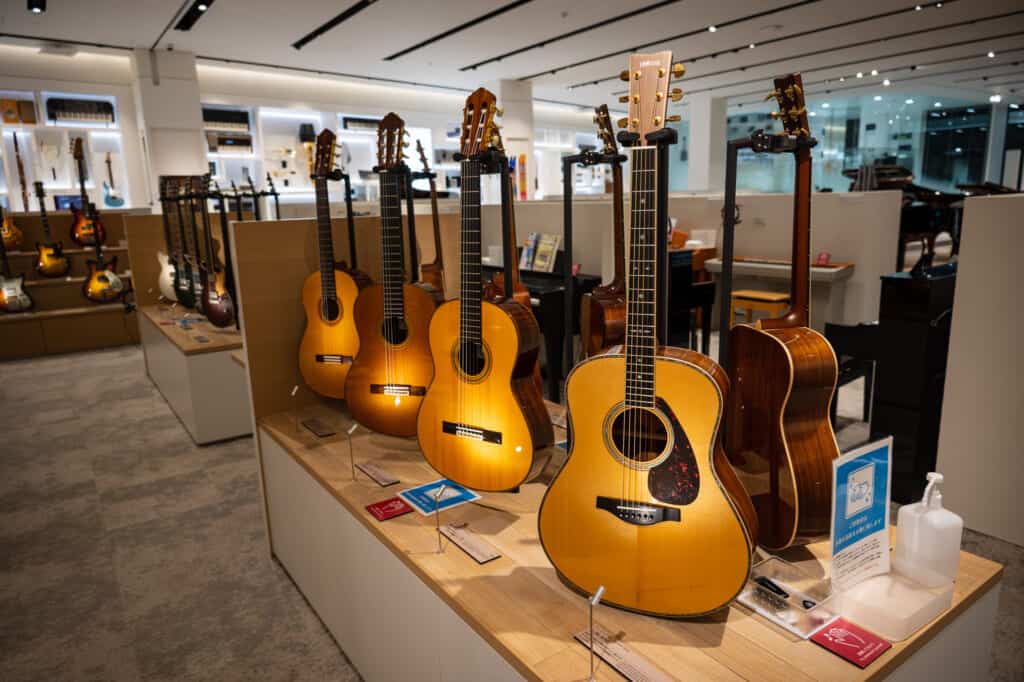 Une gamme de guitares acoustiques Yamaha à la Yamaha Innovation Road au Japon