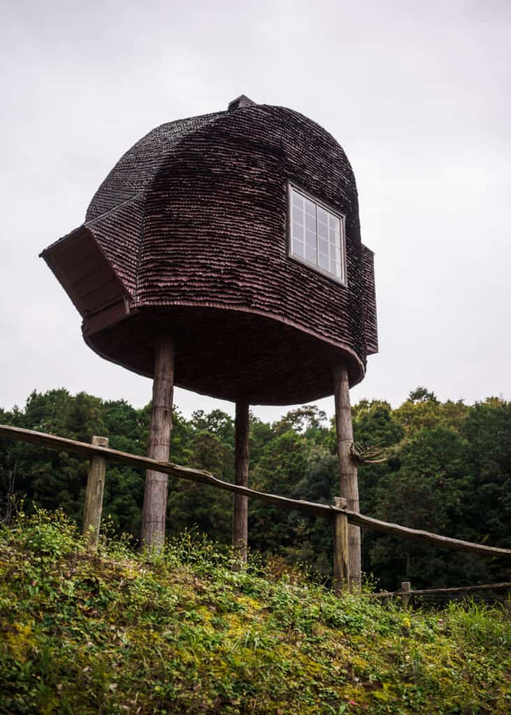 Un bâtiment à l'architecture inhabituelle au sein du musée Akino Fuku au Japon