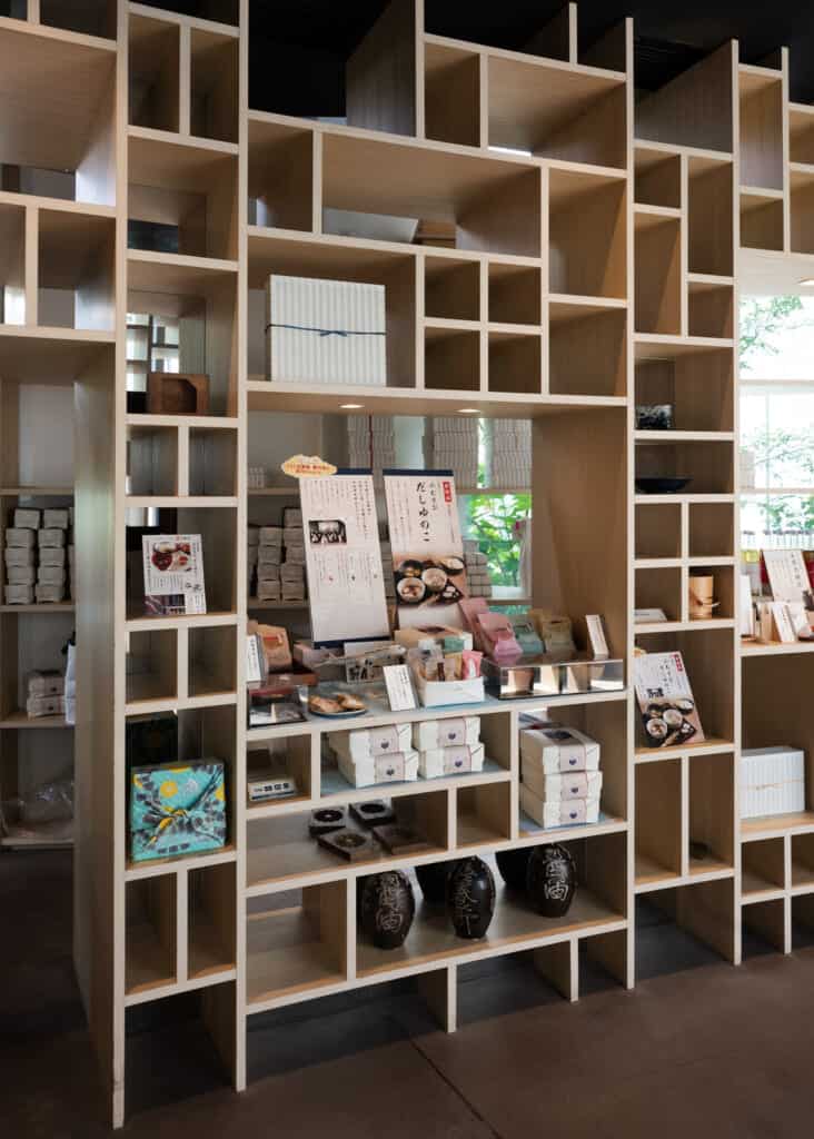 Etagères dans une boutique de desserts japonais