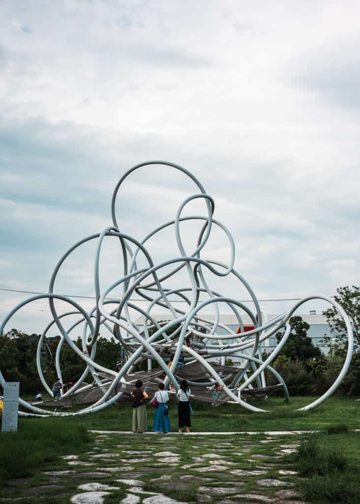 Une sculpture en métal à Hamamatsu