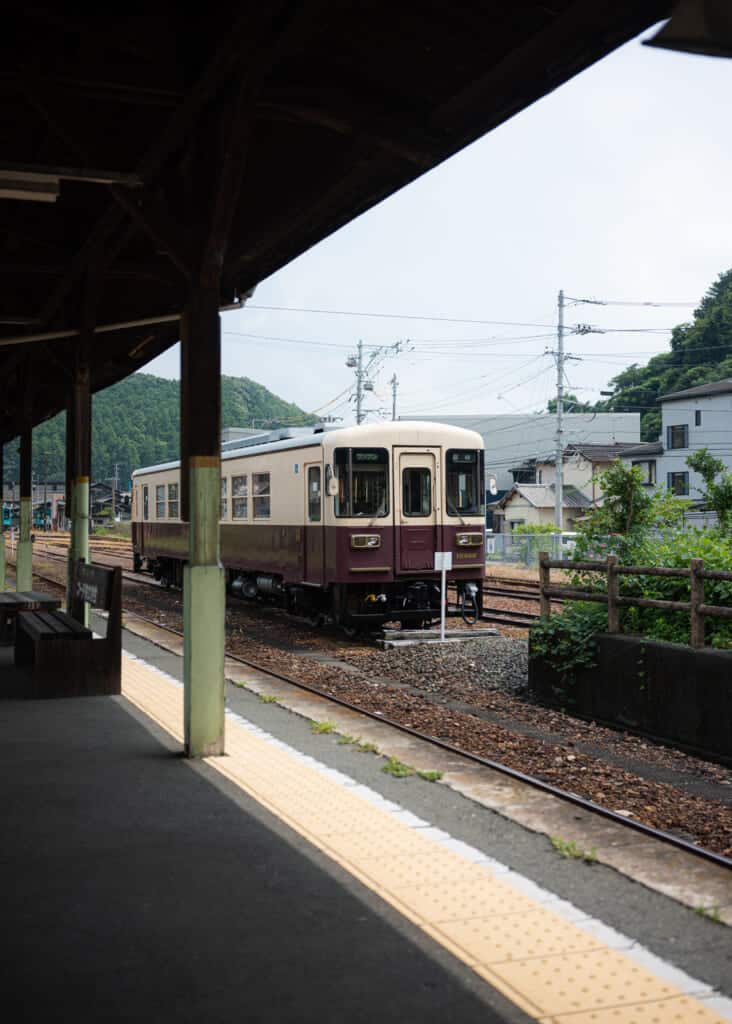 Un train dans une petite gare au Japon