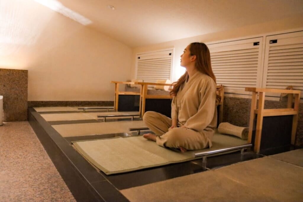 Des pierres chaudes chauffées par des eaux thermales à Semboku, dans la préfecture d'Akita