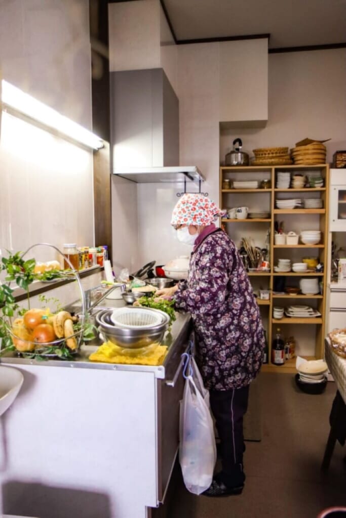 individu qui cuisine