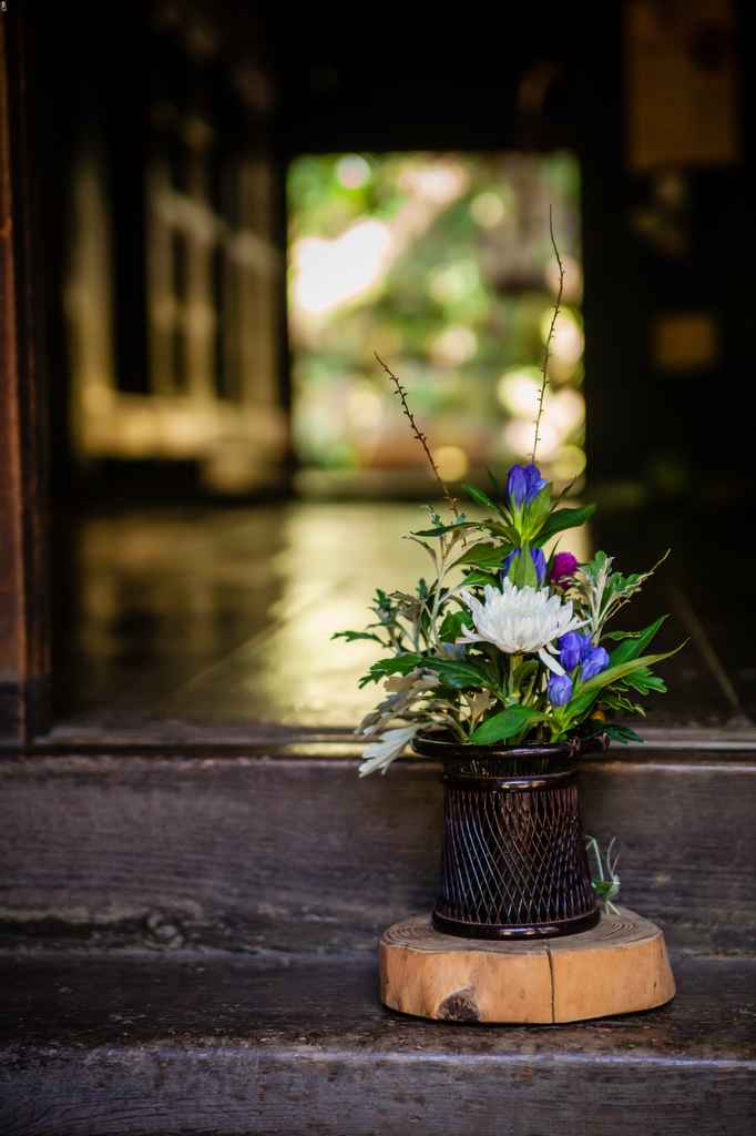 Un bouquet de fleurs posé sur les marches de l'escalier d'une maison traditionnelle japonaise