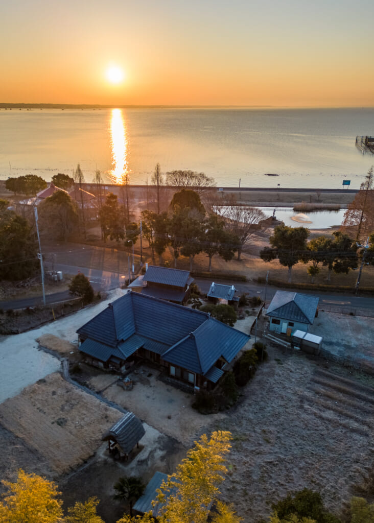 Vue aérienne d'un hôtel japonais avec vue sur la mer.