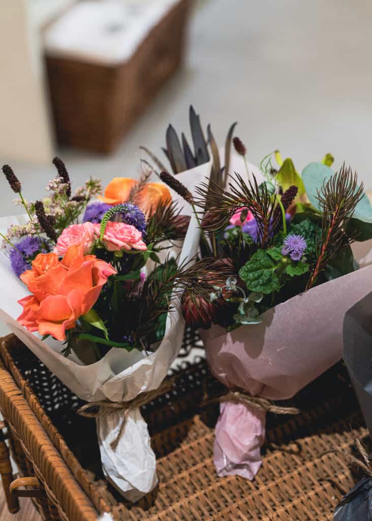 Deux bouquets de fleurs dans une boutique de tourisme durable au Japon