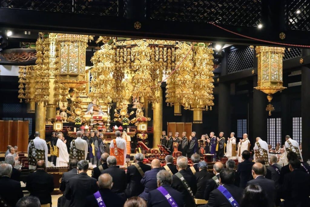 prière dans un temple boudddhiste