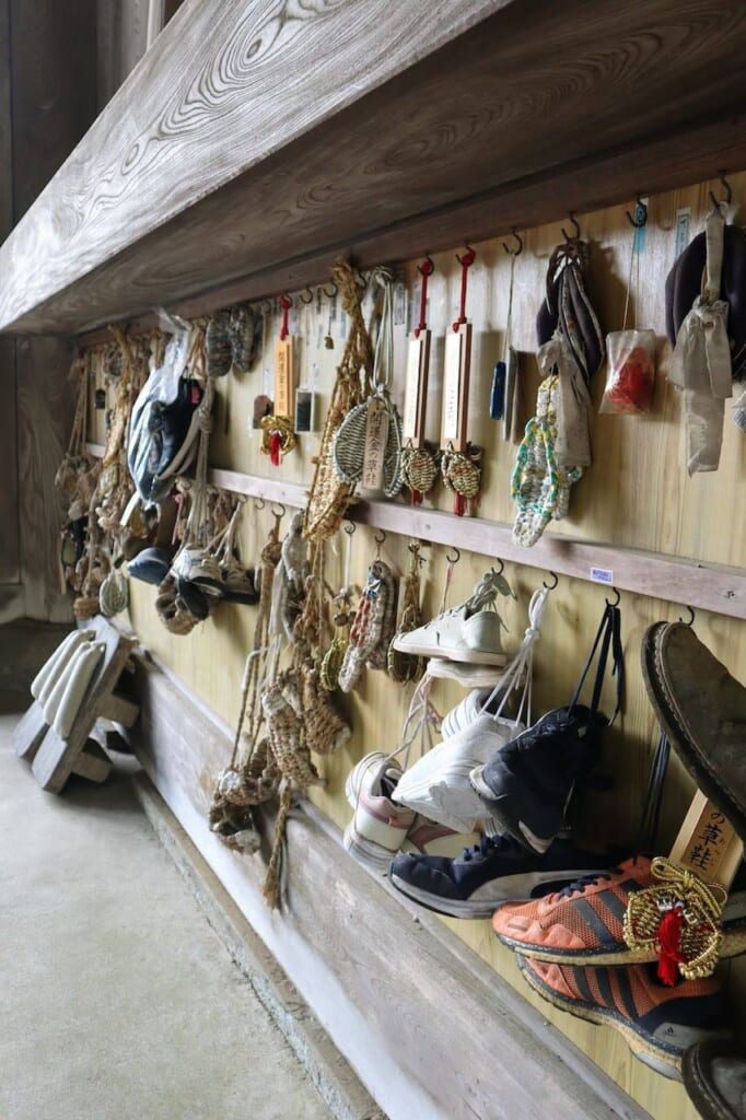 chaussures accrochées à l'entrée d'un temple bouddhiste