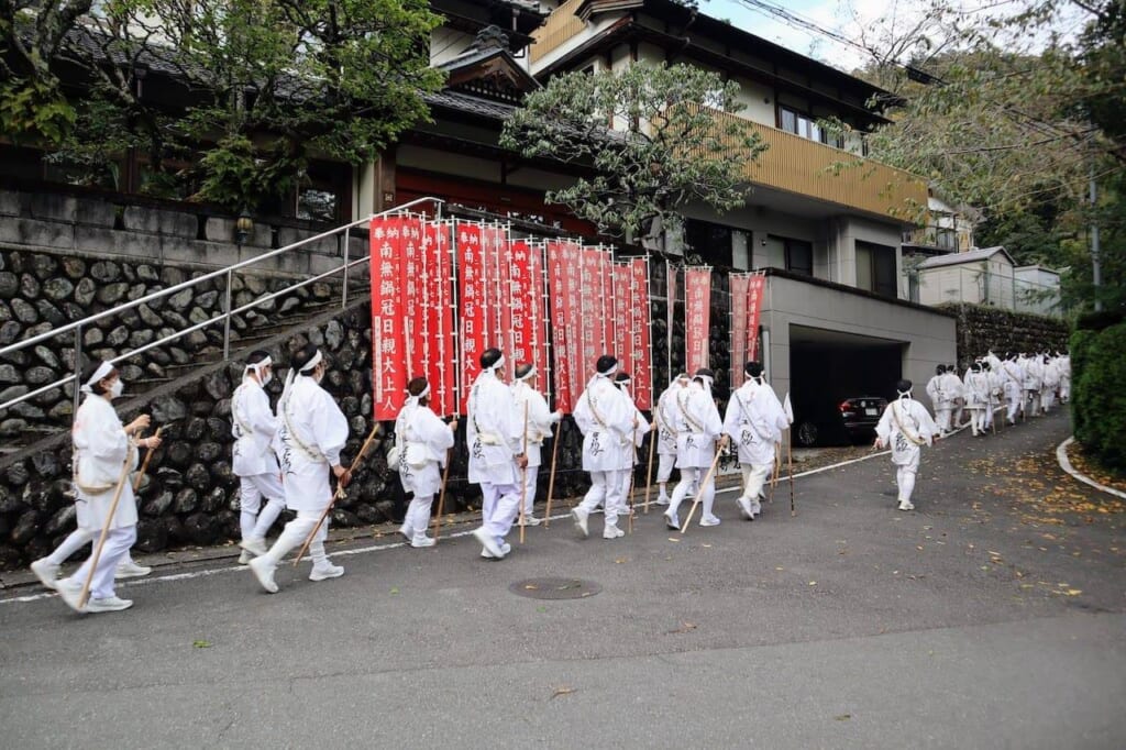 procession de pèlerins bouddhistes