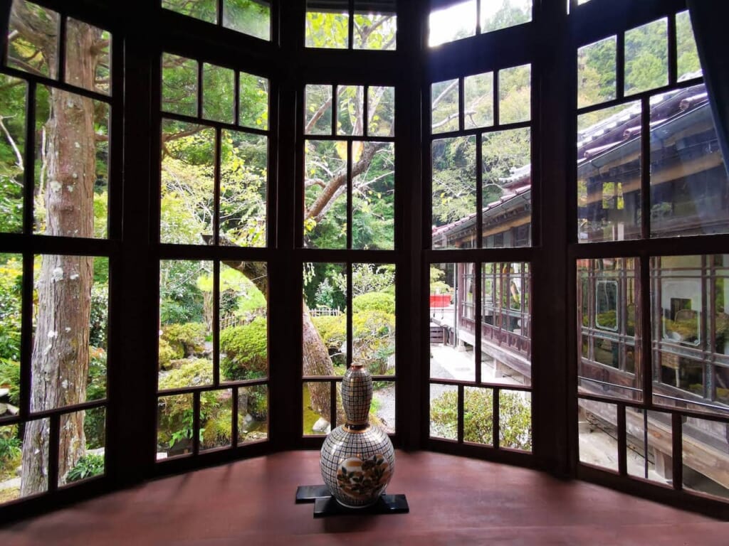 grande vitre donnant sur le jardin d'une maison japonaise des années 1930
