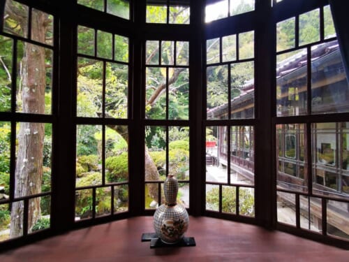 grande vitre donnant sur le jardin d'une maison japonaise des années 1930