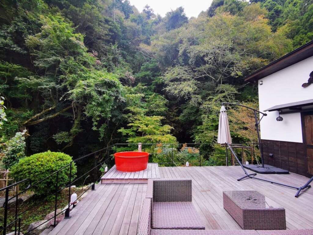 terrasse en bois avec un bain extérieur de forme ronde