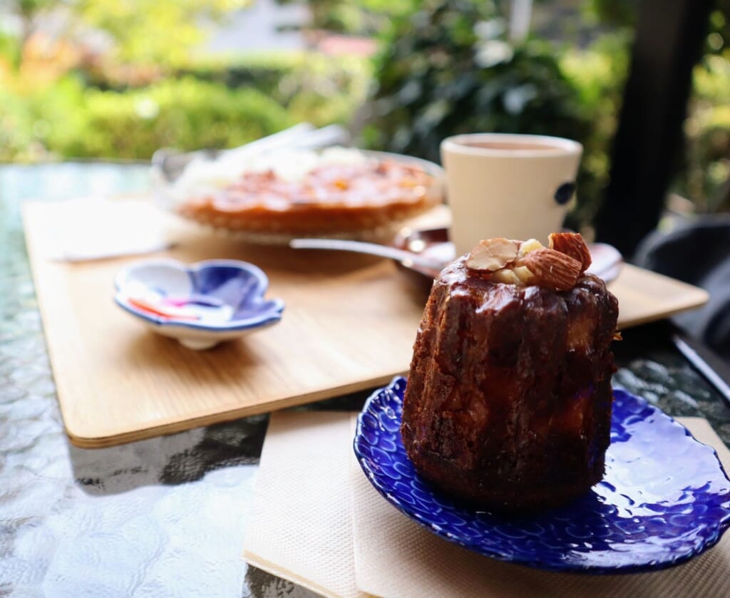 café servant des cannelés