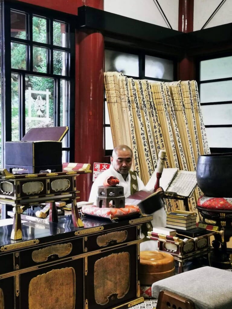 moine bouddhiste récitant un sutra