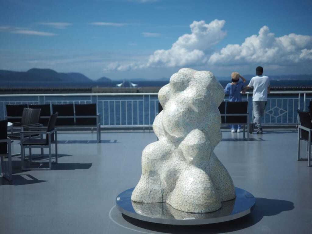 ferry avec oeuvre d'art