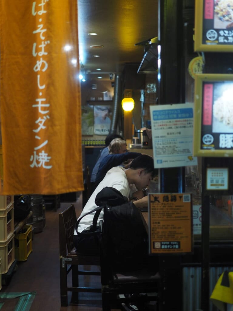 un client mange au comptoir