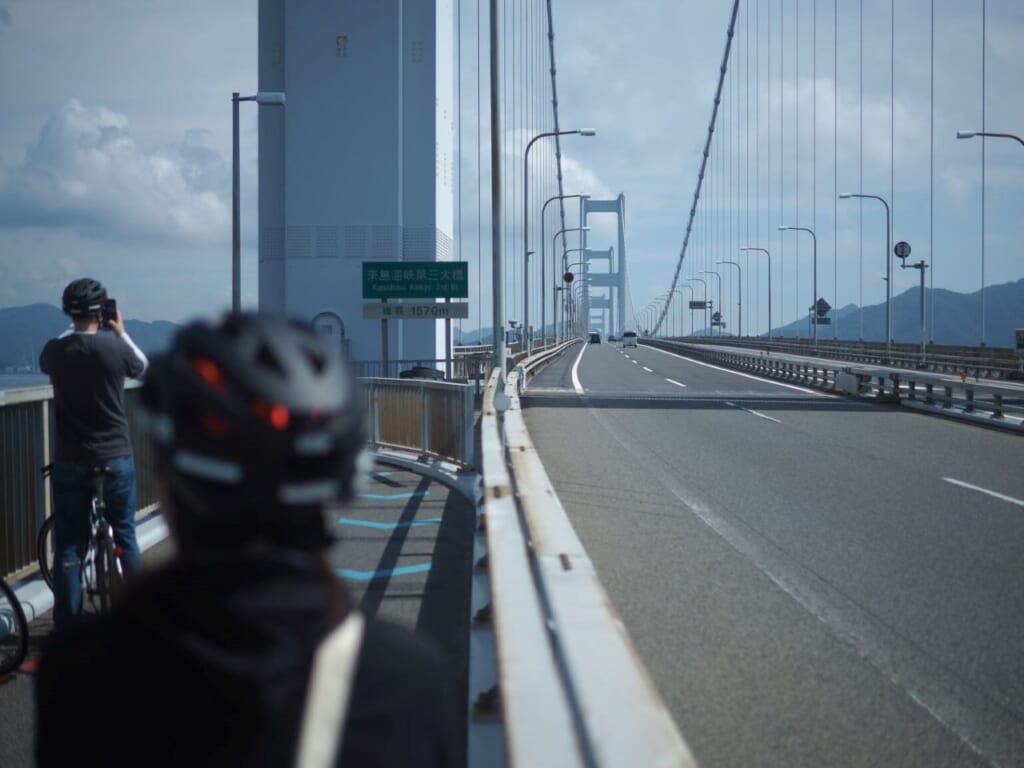 cyclistes sur un pont
