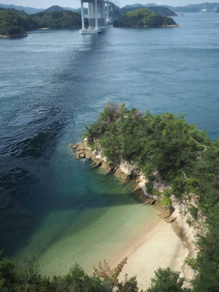 plage blanche et eau bleue