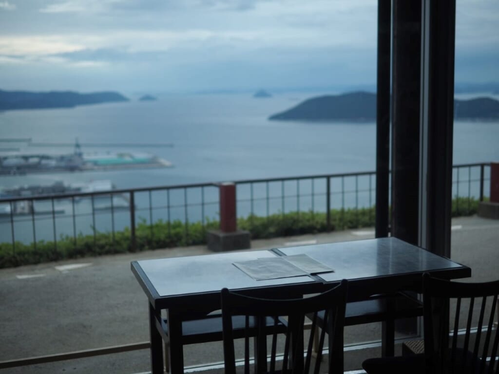 table avec vue sur la mer intérieure