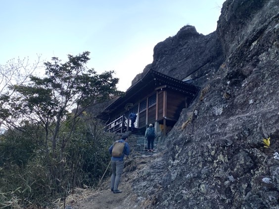 Un temple japonais à flanc de montagne sur l'île de Kyushu