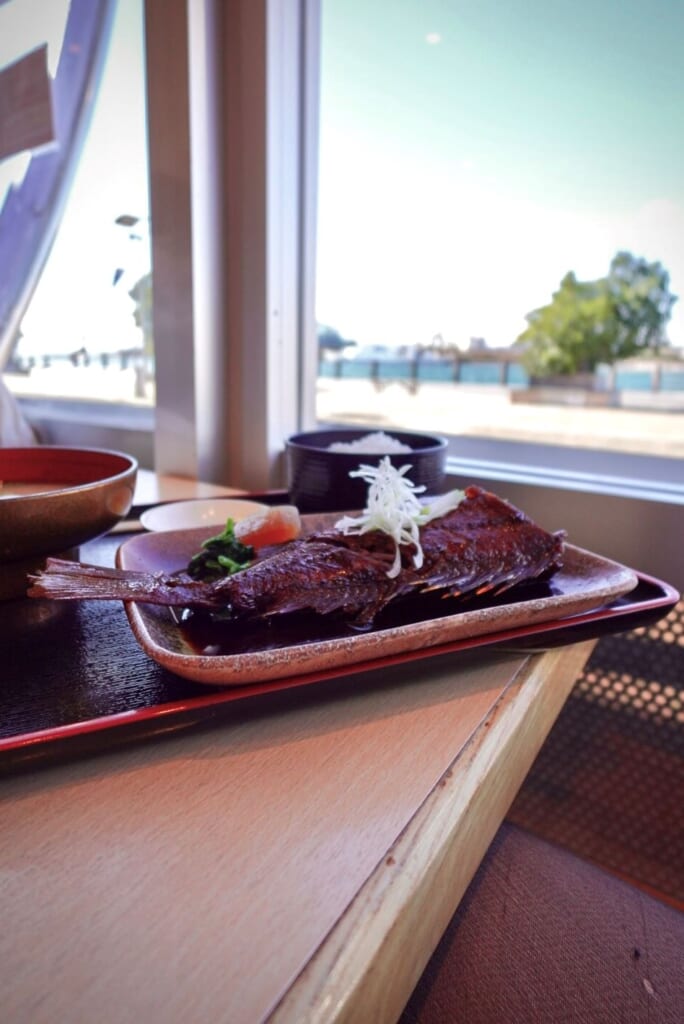 Du poisson grillé dans un restaurant japonais sur un port dans la préfecture de Fukushima