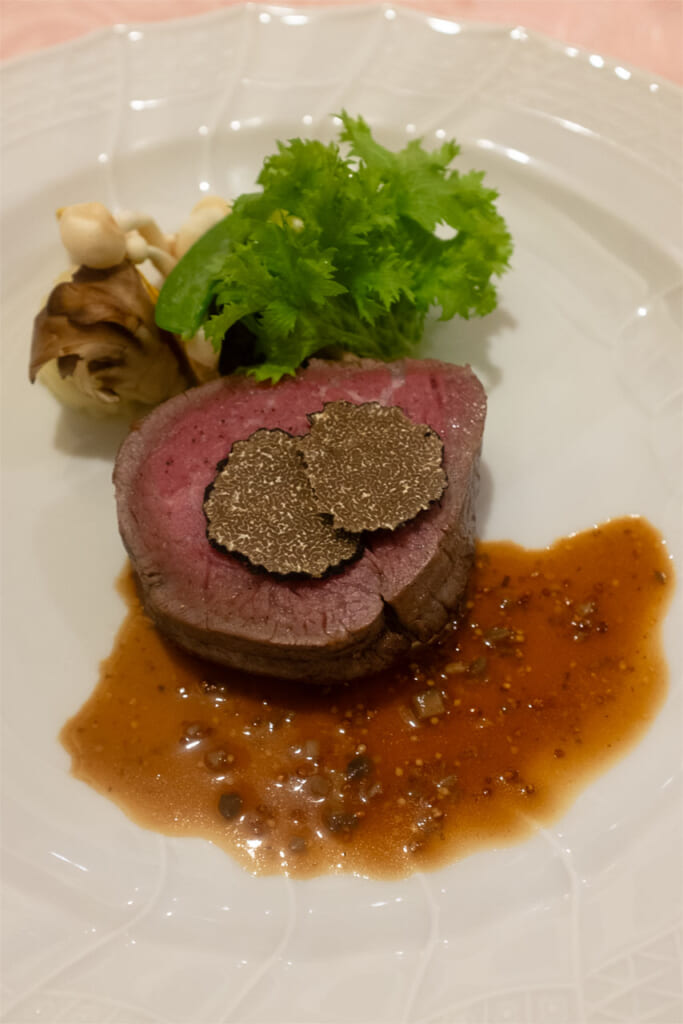 un plat principal de bœuf Motobu