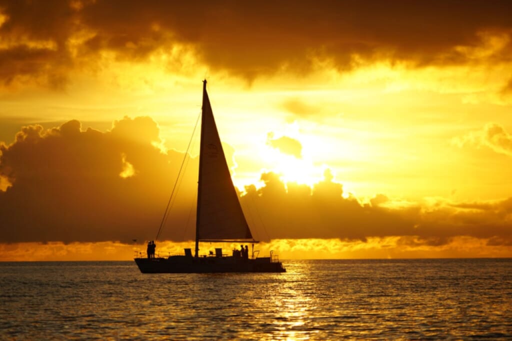 voilier au coucher du soleil