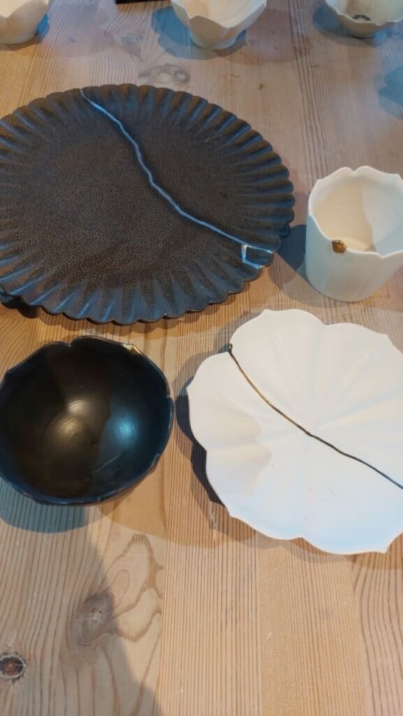 vaisselle japonaise réparée à l'aide du kintsugi, technique utilisant de la poudre d'or