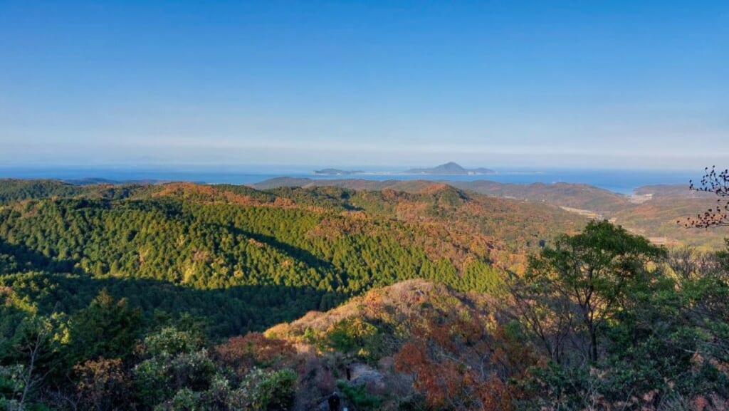 Paysage de montagne au Japon avec vue sur la mer intérieure de Seto