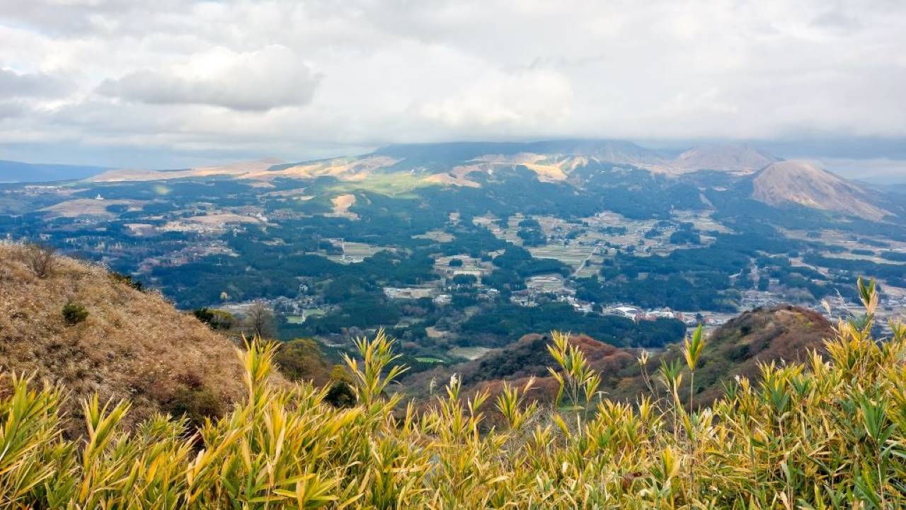 Paysage de montagne depuis le mont Aso au Japon