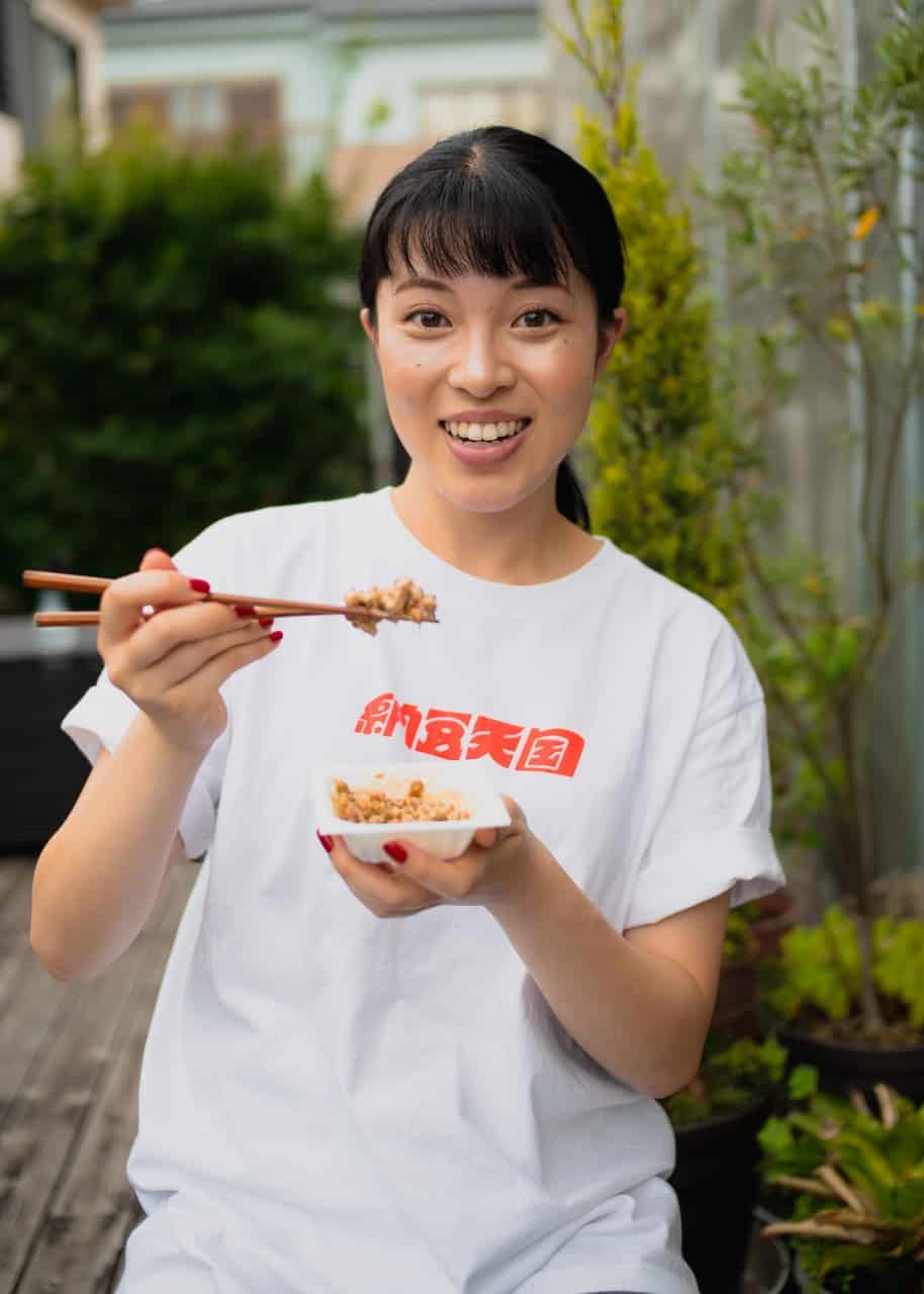 Une japonaise mangeant du natto.