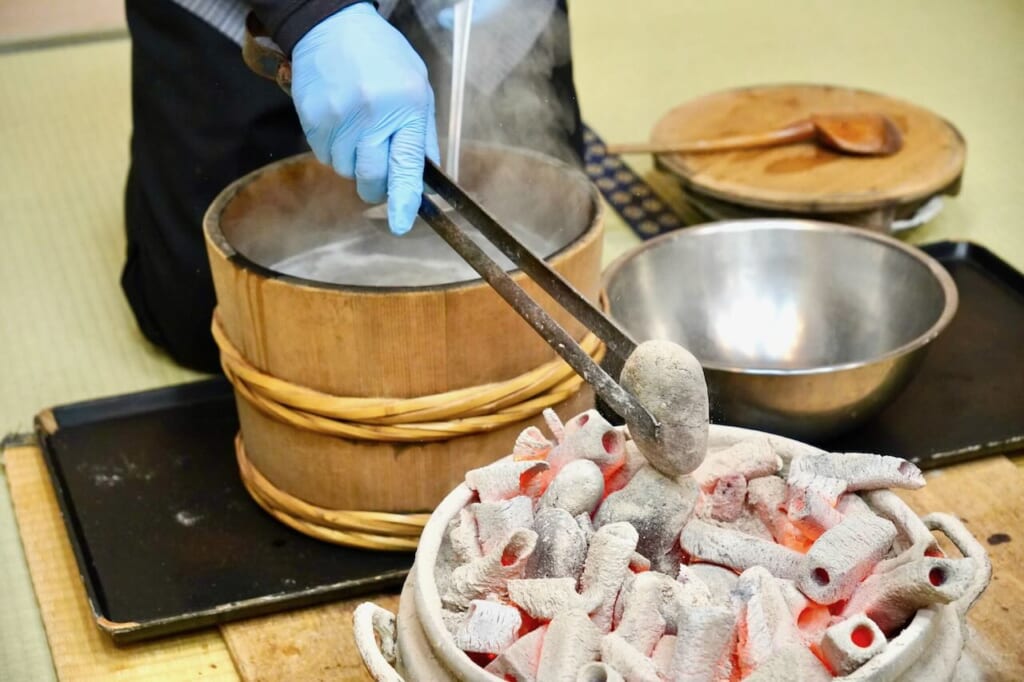 cuisine d'ishiyaki ryori aux pierres brûlantes dans une pièce de tatami