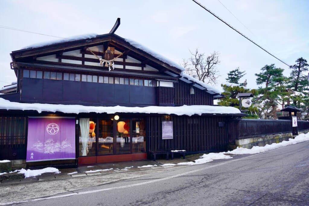extérieur de la brasserie de sauce miso et soja Yamamo à Yuzawa