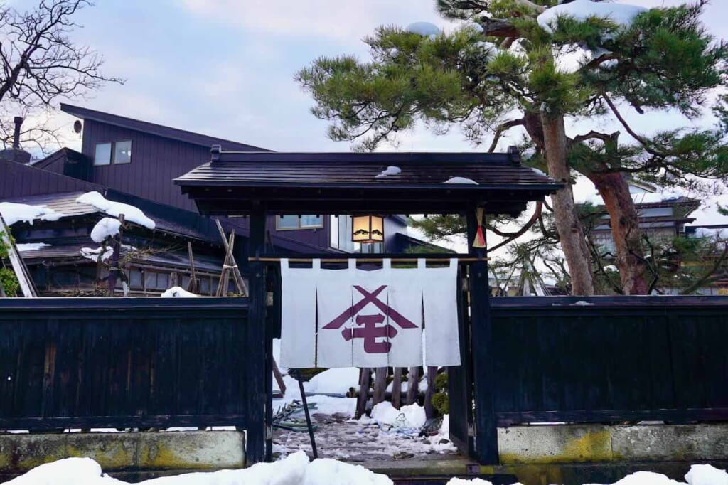 extérieur de la brasserie de sauce miso et soja Yamamo à Yuzawa