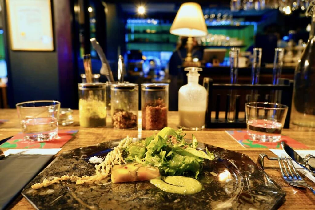 assiette de salade dans le café de la brasserie de sauce miso et soja Yamamo 