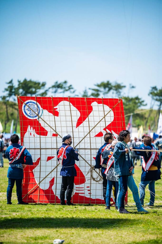 Grand cerf-volant et participants au festival de Hamamatsu à Shizuoka