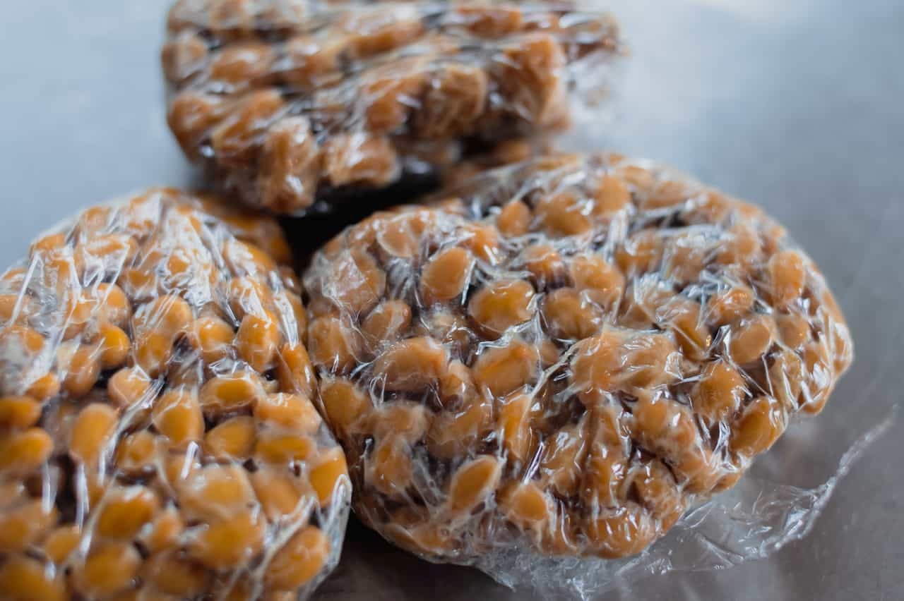 Poches de plastique contenant du natto
