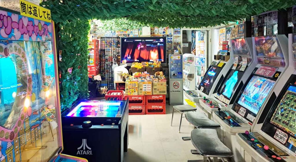 Salle d'arcade du Super Potato Akihabara