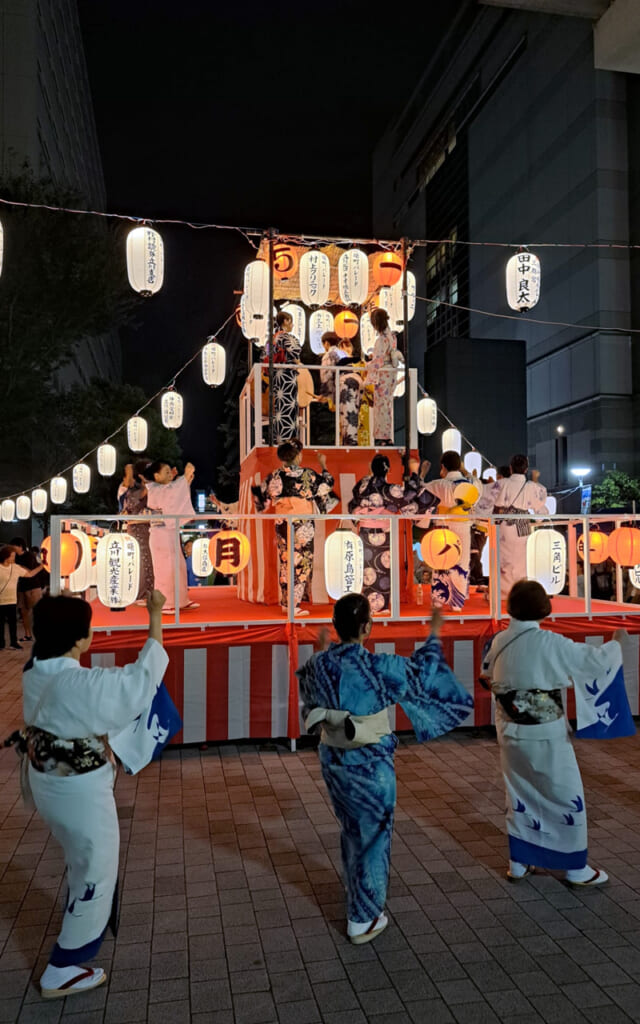 Danses traditionnelles l'été au Japon